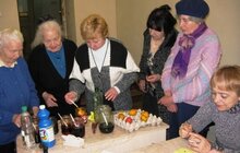 Фото 2: Львів’яни літнього віку розмальовували писанки
