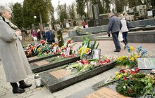 Фото 4: На Личаківському кладовищі біля могил Героїв Небесної Сотні замайорів синьо-жовтий прапор