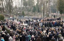 Фото 9: На Личаківському кладовищі біля могил Героїв Небесної Сотні замайорів синьо-жовтий прапор