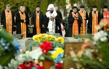 Фото 2: На Личаківському кладовищі біля могил Героїв Небесної Сотні замайорів синьо-жовтий прапор