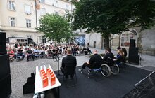 Фото 8: Театр НЕЗЛАМНИХ представив п’єсу «Сам на сам» під час церемонії вручення нагороди “СМІЛИВІ”