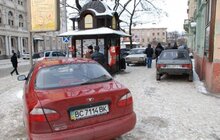 Фото 15: Водії приватних автомобілів продовжують паркуватись у недозволених місцях