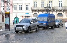 Фото 8: У Львові закликають водіїв не паркувати автомобілі у не відведених для цього місцях