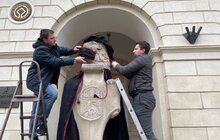 Фото 5: З нагоди Дня студента у Львові міських левів одягнули у мантії та маски