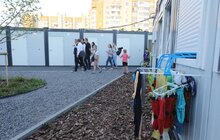 Фото 16: Мер Фрайбурга відвідав переселенців, які мешкають у модульному містечку на Сихові