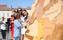 Фото 2: Львів відзначає День Конституції: у центрі міста склали з пазлів карту України
