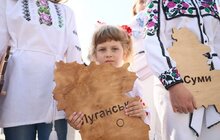 Фото 6: Львів відзначає День Конституції: у центрі міста склали з пазлів карту України