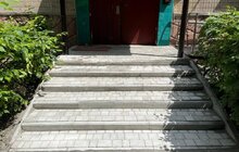 Фото 6: У будинку на вул. Науковій, 26 облаштують три металеві пандуси для людей на кріслах колісних: два уже встановили