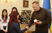 Фото 6: Дев’ятьом родинам полеглих захисників у мерії Львова вручили державні нагороди
