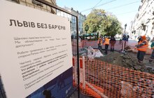 Фото 2: Для людей на кріслах колісних, для батьків із візочками та для туристів з валізами: на площі Ринок почали облаштовувати доріжки доступності (відео)