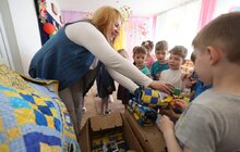 Фото 2: Всесвітньовідома німецька мисткиня передала вихованцям Львівського Центру підтримки дітей авторські патріотичні ковдри