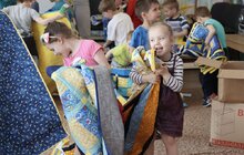 Фото 18: Всесвітньовідома німецька мисткиня передала вихованцям Львівського Центру підтримки дітей авторські патріотичні ковдри