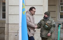 Фото 1: У День спротиву окупації Криму в центрі Львова підняли кримськотатарський прапор (відео)