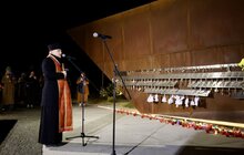 Фото 3: У Львові вшанували Героїв Небесної Сотні: на меморіалі палили ватру та співали українські пісні разом із пластунами (фото/відео)