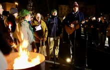 Фото 12: У Львові вшанували Героїв Небесної Сотні: на меморіалі палили ватру та співали українські пісні разом із пластунами (фото/відео)