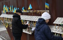 Фото 9: Ангели пам'яті: школярі принесли на Меморіал Героїв Небесної Сотні саморобних ангеликів (відео)