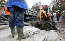 Фото 6: Ліквідація пориву на магістральному водопроводі на пр. Свободи триватиме до кінця дня: працюють водовозки