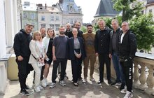Фото 6: Гурт KOZAK SYSTEM виступив у центрі НЕЗЛАМНІ та завітав до Ратуші