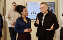 Фото 27: Європейські делегати, що приїхали на відкриття Молодіжної столиці у Львові, розпочали візит з покладання квітів молоді, що загинула через росію