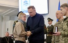 Фото 3: У Львові 35 захисників посмертно нагородили «Почесним знаком Святого Юрія»