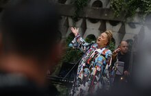 Фото 4: Ніно Катамадзе дала безкоштовний концерт для поранених військових у дворику львівської Ратуші (фото/​відео)