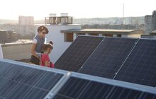 Фото 1: Сонячна електростанція на даху багатоповерхівки: ОСББ у Львові провело особливу екскурсію