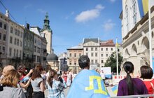 Фото 7: Біля Львівської мерії підняли кримськотатарський прапор (відео)