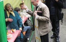 Фото 11: Потребуючі львів’яни змогли відчути єдність під час Великоднього сніданку в дворику Ратуші