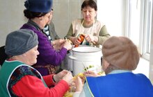Фото 1: Для львівських бездомних влаштували благодійну вечерю