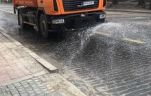 Фото 2: На вулицях міста працюють порохотяги та поливальні машини