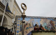 Фото 24: Впродовж дня охочі можуть набрати свяченої води з резервуару на площі Ринок