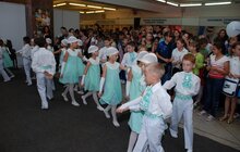 Фото 3: У Львові на Ярмарку дитячого дозвілля батькам роздають безкоштовний довідник дозвілля