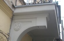 Фото 12: На вул. Курбаса, 8 розпочали реставрувати балкон