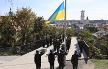 Фото 1: На Меморіалі Героїв Небесної Сотні військові Нацгвардії підняли національний стяг