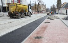 Фото 9: ІІ етап ремонту вул. Шевченка: підрядник стелить бруківку і облаштовує хідники
