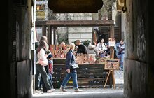 Фото 7: Ікони, шеврони, прикраси, делікатеси з м'яса: сьогодні у Львові стартував Ветеранський ярмарок (відео)