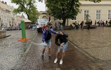 Фото 8: У Львові на пл Ринок триває «Поливаний понеділок»