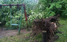 Фото 2: Наслідки негоди комунальні служби ліквідовують сьогодні, працюватимуть й завтра