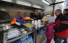 Фото 5: Біля університету ветеринарної медицини працює мобільна кухня для вимушено переміщених українців
