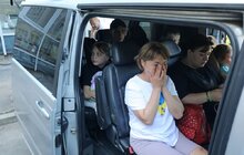 Фото 7: Мама з донькою, які під час ракетного обстрілу росіян втратили ноги, поїхали на протезування до США