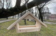 Фото 3: У міських парках та скверах для птахів встановлюють годівнички нового формату