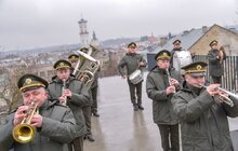 Фото 5: На Меморіалі пам’яті Героїв Небесної Сотні традиційно підняли синьо-жовтий стяг
