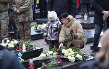 Фото 2: На Личаківському кладовищі у Львові вшанували пам'ять Героїв Небесної Сотні