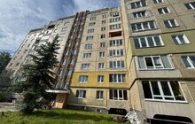 Фото 6: У будинку на вул. Хоткевича, 56, який найбільше постраждав від ракетного обстрілу, відремонтували дах, вікна і монтують ліфти