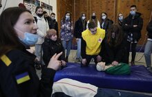 Фото 18: Інструктори університету безпеки життєдіяльності навчають школярів надавати домедичну допомогу та поводитись в надзвичайних ситуаціях