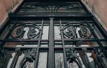 Фото 3: На ній залишилися сліди від бомби: реставратори відновили історичну браму на вул. Чернігівській