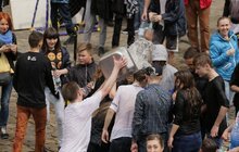 Фото 22: У Львові на пл Ринок триває «Поливаний понеділок»