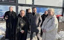 Фото 1: Архієпископ Мечислав Мокшицький відвідав найбільше модульне містечко та поспілкувався з його мешканцями