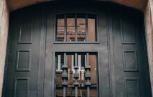 Фото 4: У Львові поблизу палацу Сосновського відреставрували металеву браму з оригінальним декроттуаром