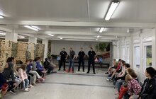 Фото 3: До дітей у модульне містечко на Сихові завітали шкільні офіцери поліції: говорили про безпеку руху